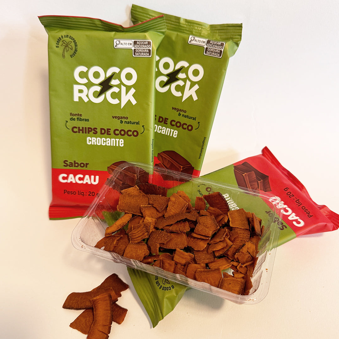 Três embalagens de flowpack de chips de coco crocante sabor cacau, com uma porção aberta