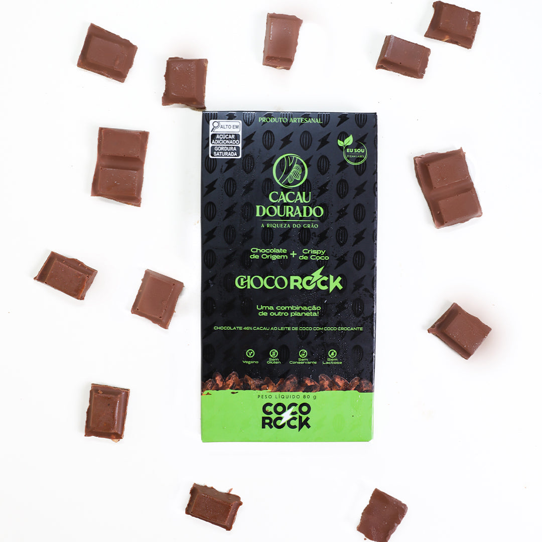Pedaços de chocolate em barra, posicionado em superfície branca.