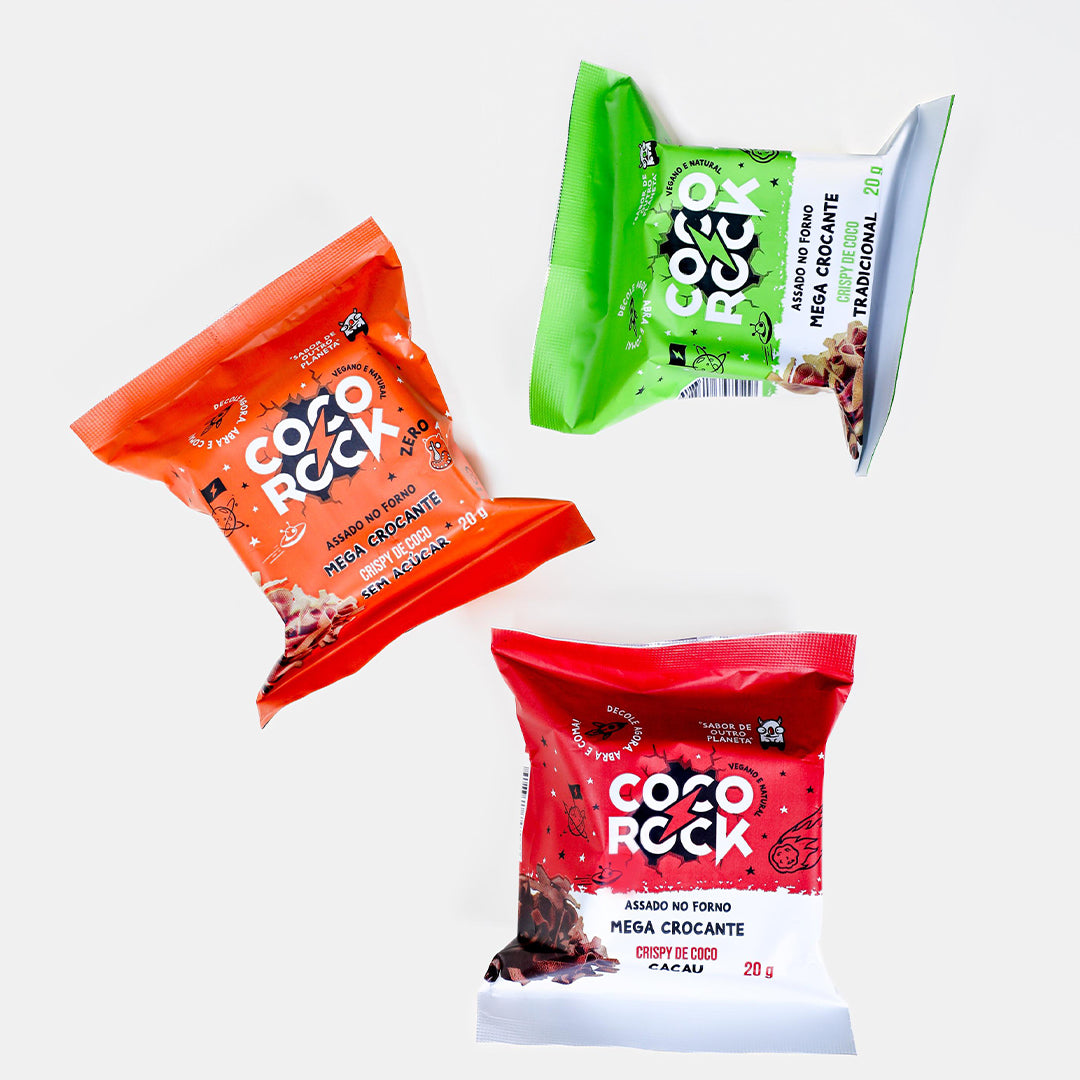 Três pacotes de chips de coco num fundo branco, nos sabores tradicional, cacau e sem açúcar.