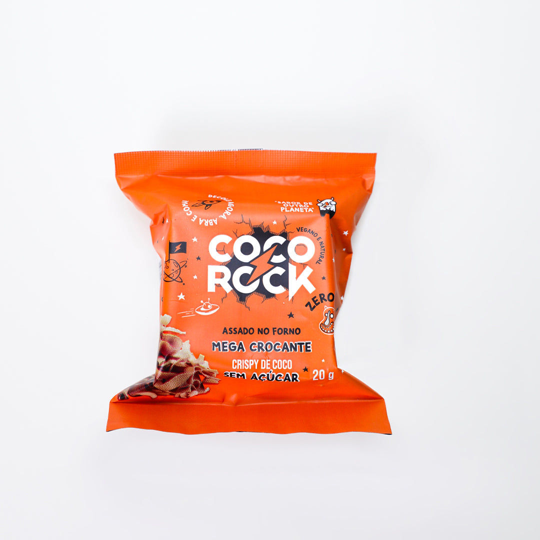 Chips de coco crocante sem açúcar em pequena embalagem laranja, num fundo branco.