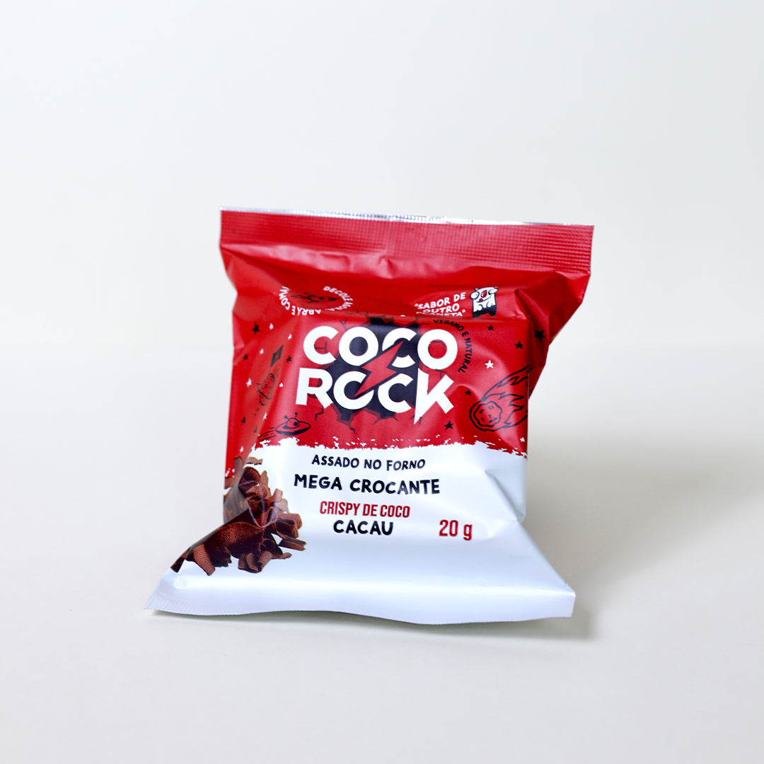 Pequena embalagem de chips de coco de cacau, com detalhes em vermelho e branco.