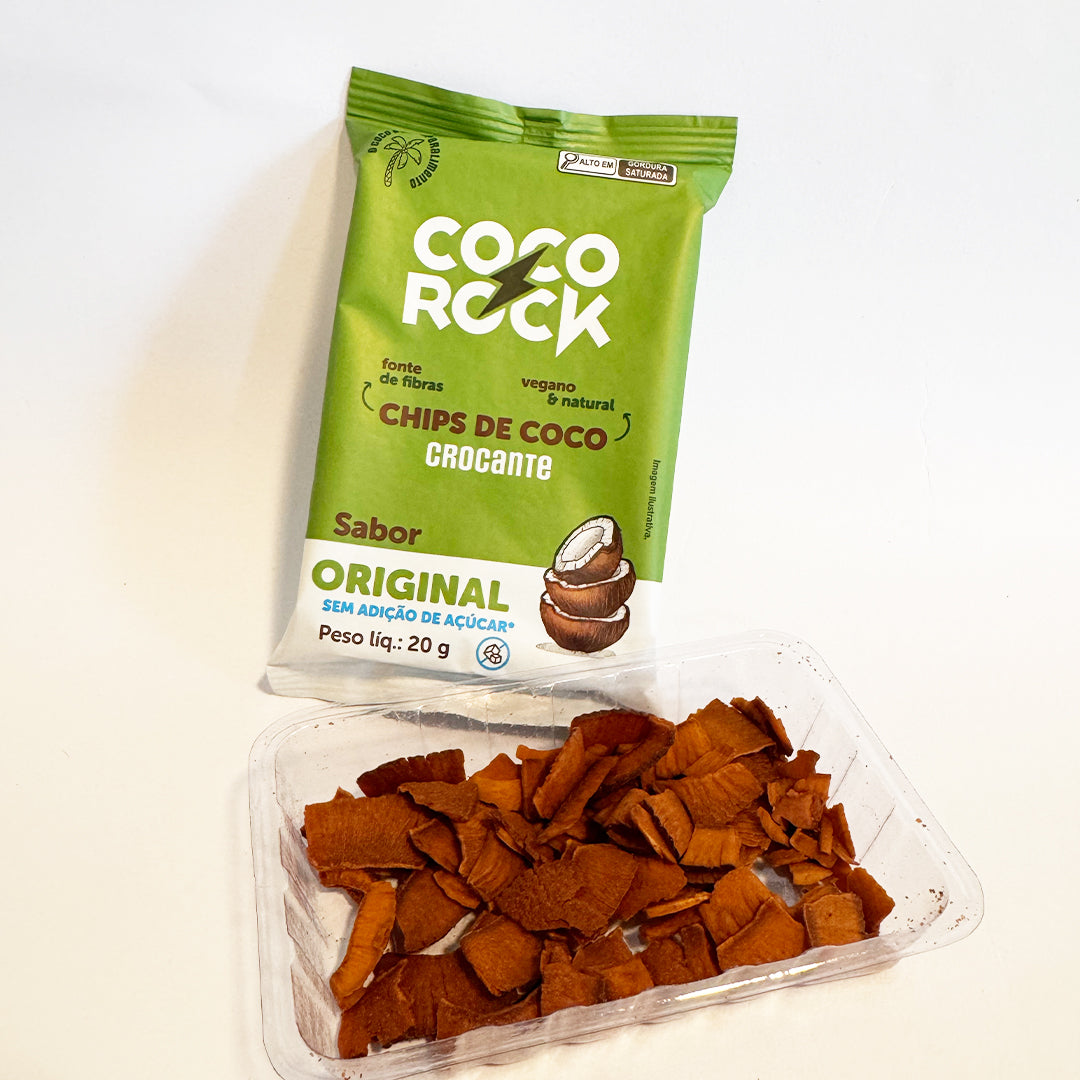 Flowpack de cocorock sem açúcar em embalagem verde e branca, com três pedaços de coco na frente, e porção do produto ao lado