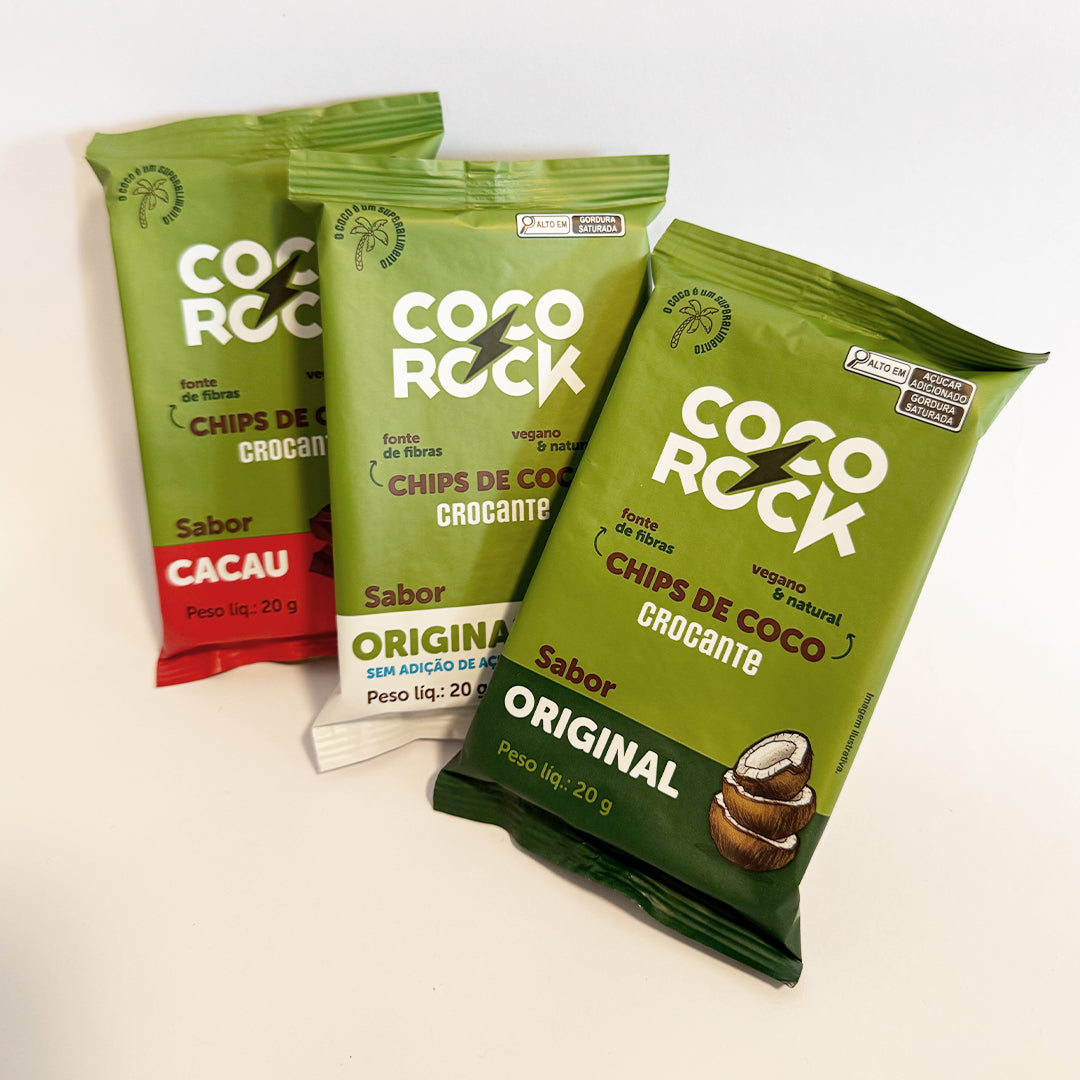 Três embalagens de flowpack de chips de coco crocante, nos sabores original, sem açúcar e cacau.