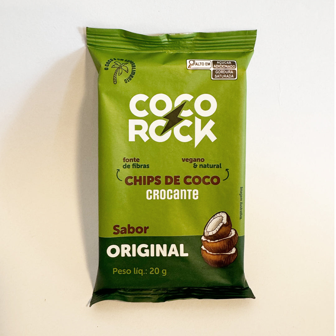 Flowpack de cocorock sabor original, em embalagem verde, com três pedaços de coco na casca na frente