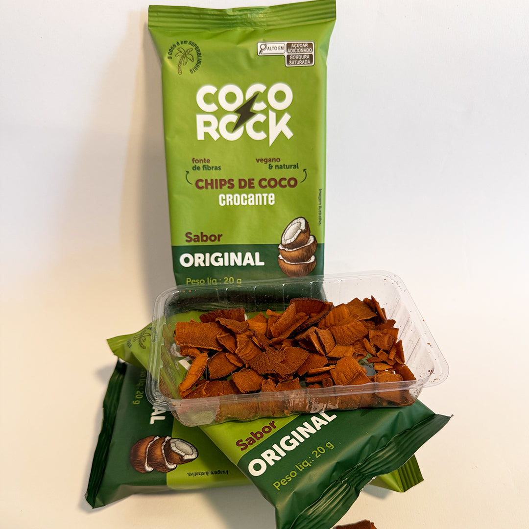 Três embalagens de flowpack de chips de coco crocante sabor original, com uma porção aberta