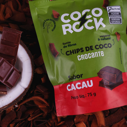 Chips de coco cacau, em ziplock de 75 gramas, com rótulo verde tarja vermelha sobreposto em cama de chips de coco