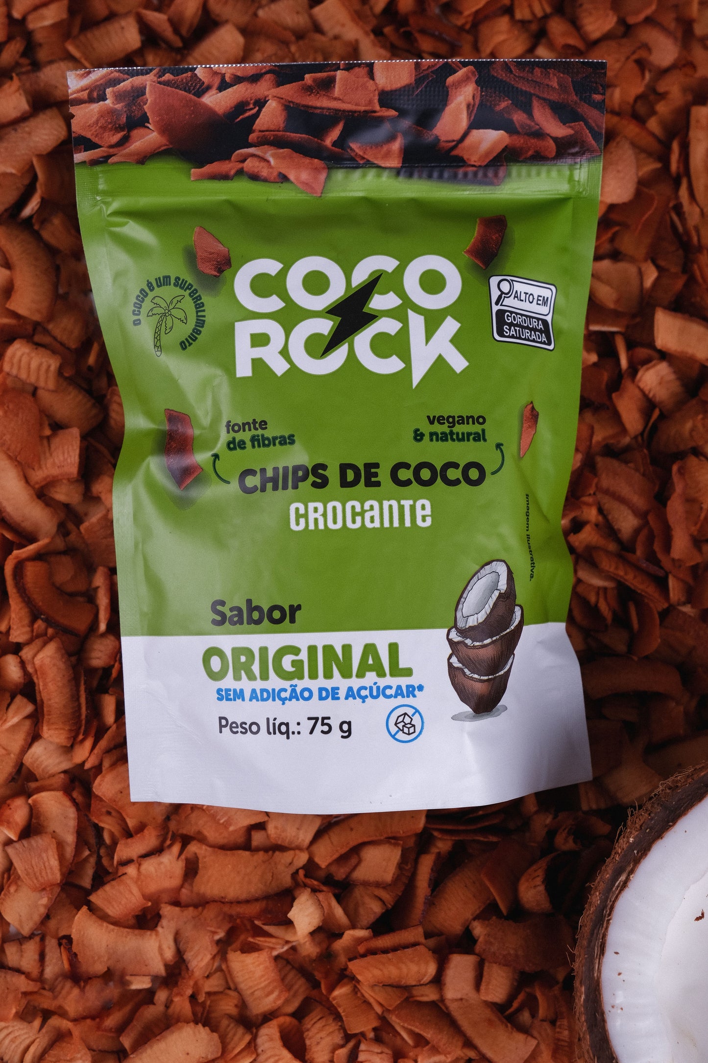 Chips de coco original, sem açúcar, em ziplock de 75 gramas, com rótulo verde e branco sobreposto e cama de chips de coco