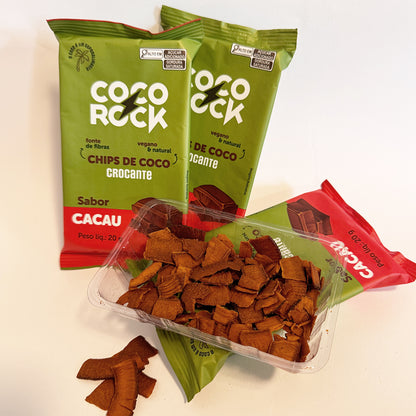 Três embalagens de flowpack de chips de coco crocante sabor cacau, com uma porção aberta