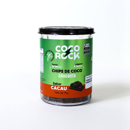 Potinho de 75g com chips de coco crocante sabor cacau, em embalagem verde com detalhes vermelhos.